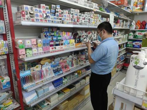 高新区市场监管分局把脉问诊学生文具 儿童玩具